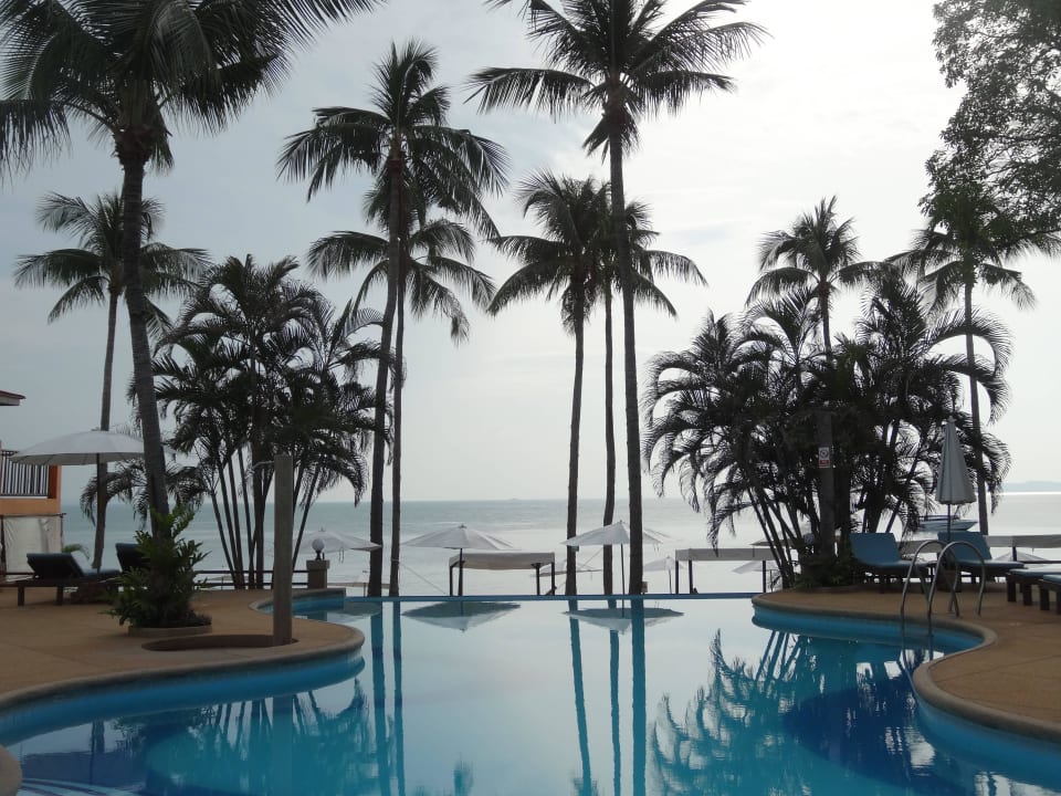 Pool mit Blick zum Strand Pinnacle Samui Resort