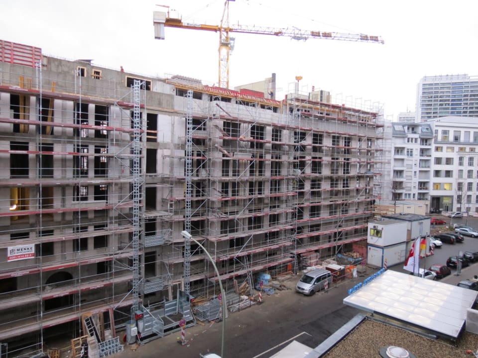 Vorderseite vom Hotel z. Z. eine Baustelle TITANIC Comfort Berlin Mitte