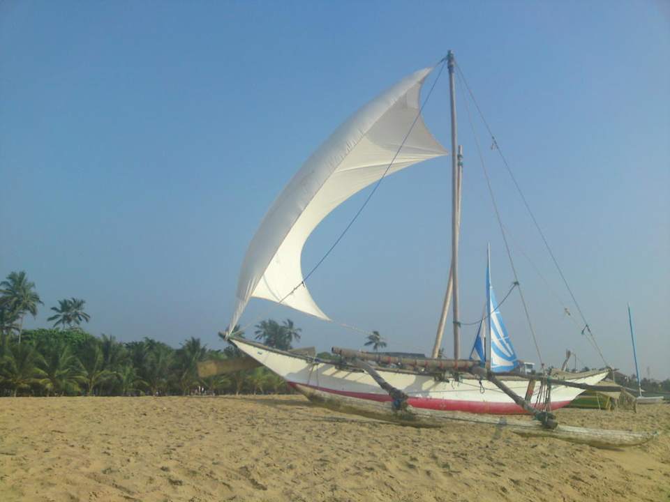 Am Tag stehen meist die Fischerboote vorne Hotel Jetwing Beach