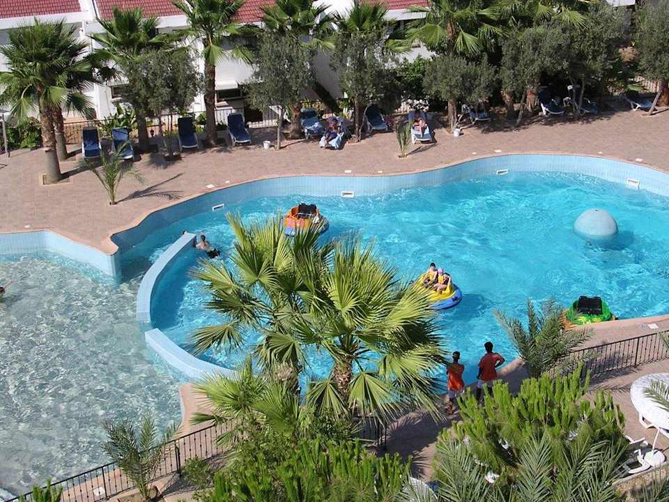 Wave Pool Oscar Resort Hotel