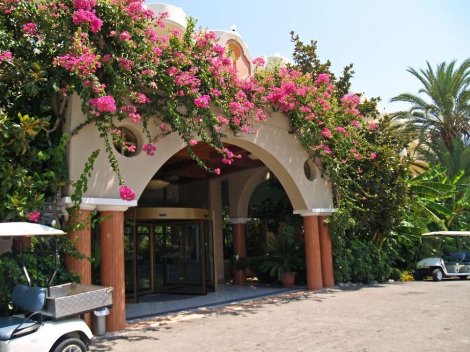 Hotel-Haupteingang Atrium Palace Thalasso Spa Resort & Villas