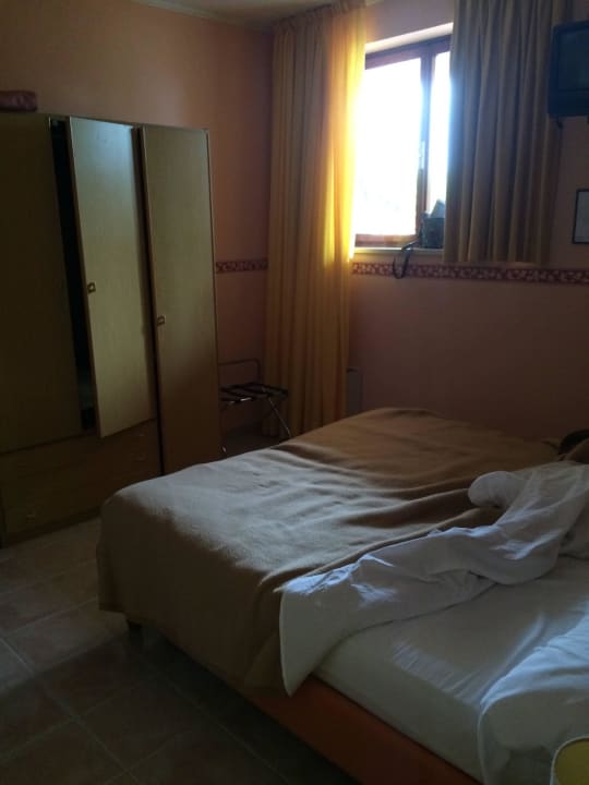 Zimmer mit Gitter vor dem Fenster Hotel Cristallo