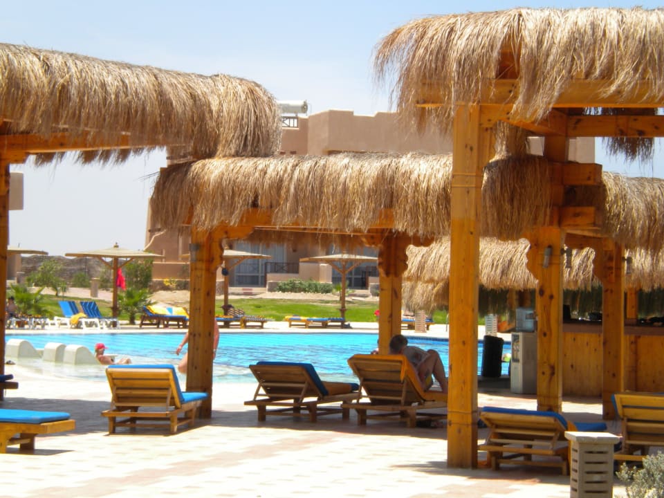 Poolanlage mit Poolbar Laguna Beach Marsa Resort