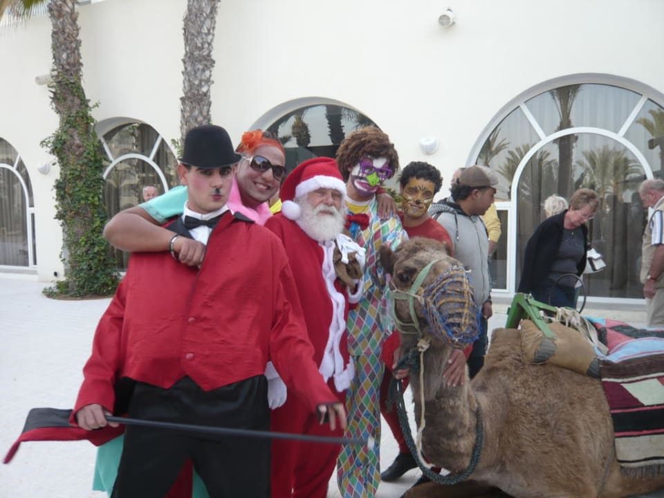 Weihnachtsmann mit seinen "Wichteln" El Mehdi Beach Resort