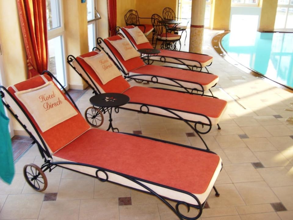 Liegen im Poolbereich Hotel Dirsch Wellness & Spa Resort