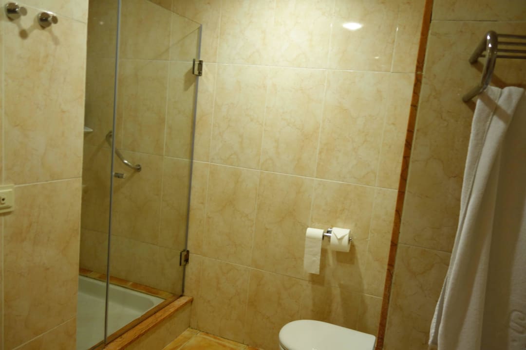 Badezimmer mit Dusche und Badewanne Zafiro Can Picafort