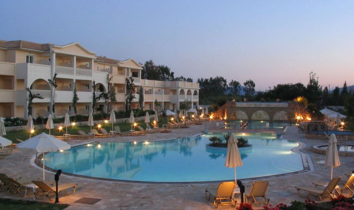 Pool am Abend Hotel Bitzaro Grande