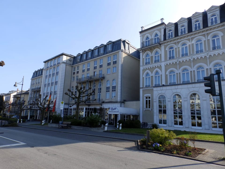 Gesamte Vorderfront Steigenberger Hotel Bad Homburg