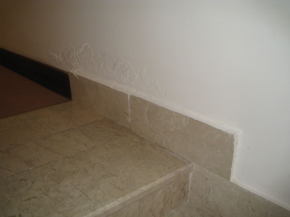 Schimmel im Hausflur des Nebengebäudes am Relaxpool Voyage Belek Golf & Spa