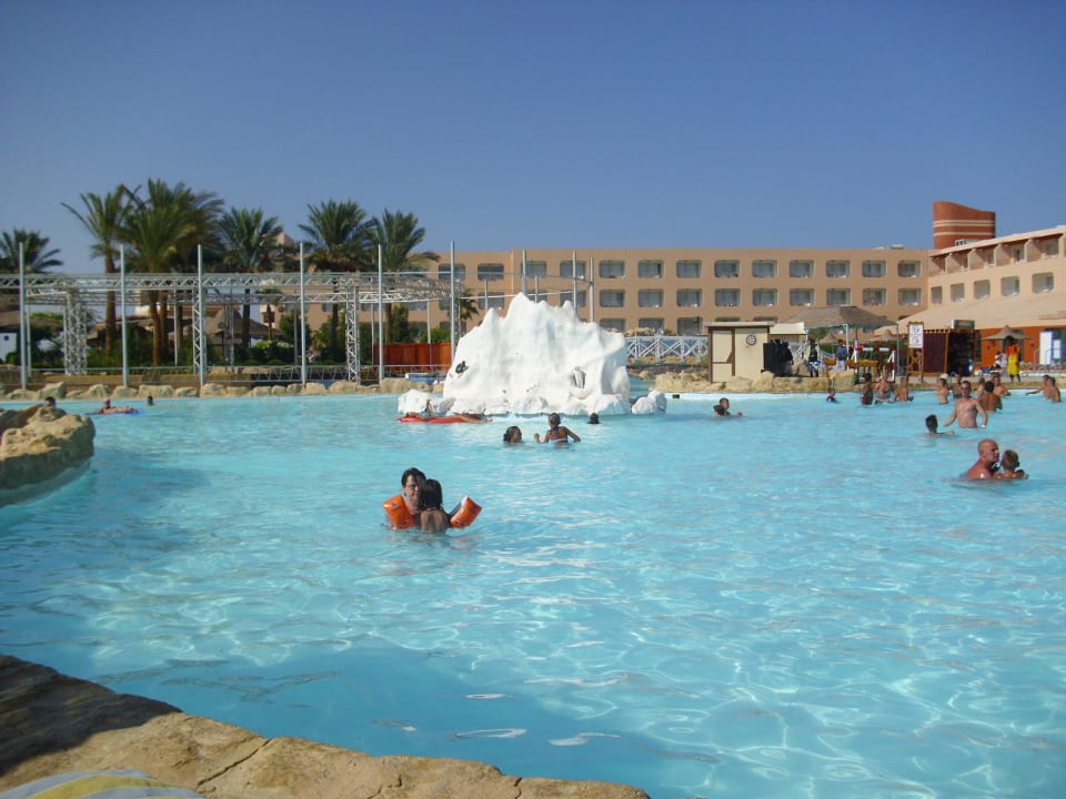 Vorsicht. Teichplane im Becken ist wellig Verletzu Titanic Resort & Aqua Park