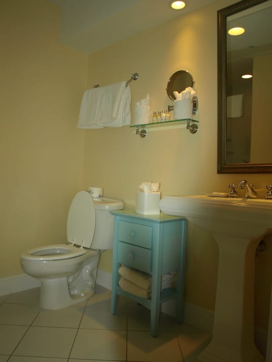 Das geräumige Badezimmer Parrot Key Hotel & Resort