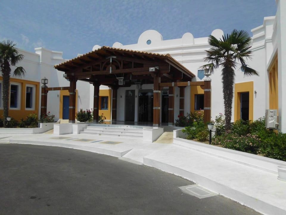 Ansicht von Außen auf den Hoteleingang Lagas Aegean Village