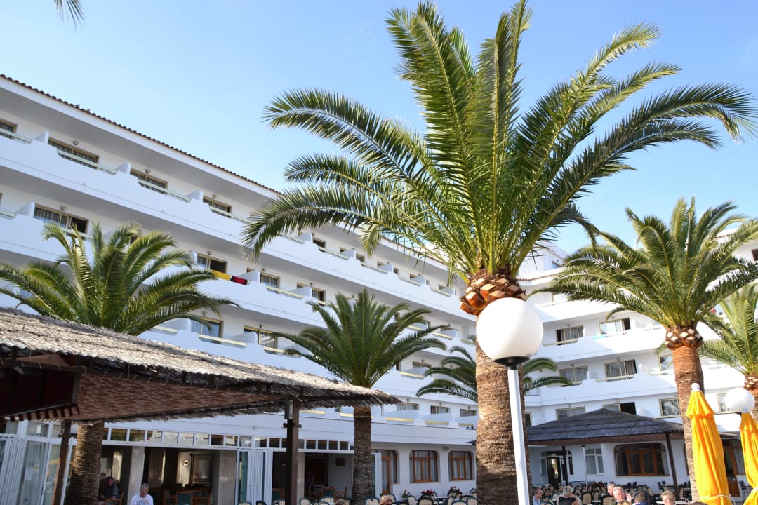 Blick vom Pool zu den Zimmern Millor Sol