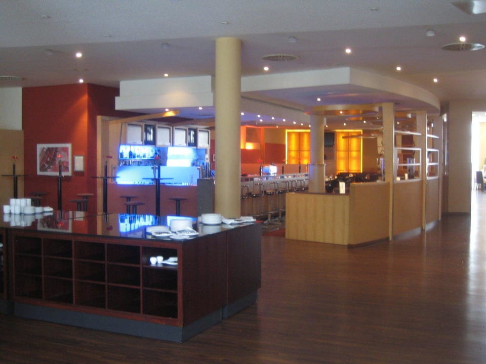 Bar mit nettem Lichtspiel Hotel NH Leipzig Messe