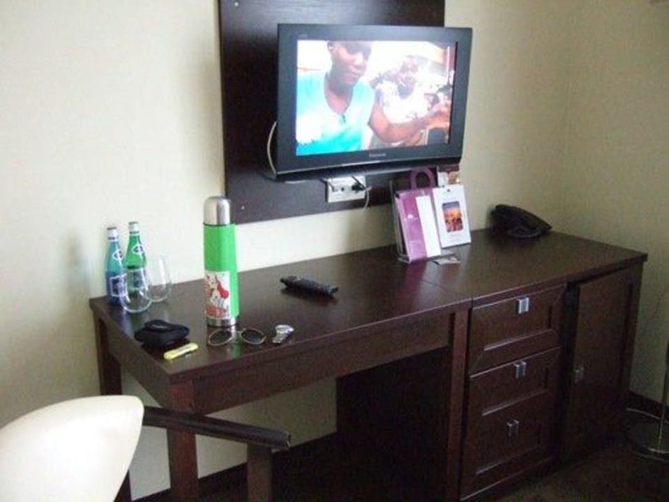 Anrichte mit TV Hotel Aurora Family & SPA