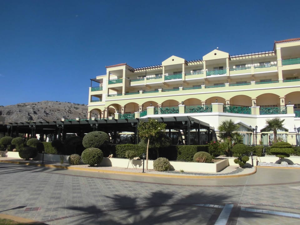 Haupthaus mit der Terrasse vom Hauptrestaurant Lindos Princess Beach Resort & Spa