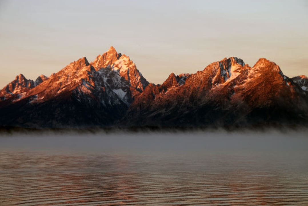 Sonnenaufgang vom Hotelstrand aus Hotel Signal Mountain Lodge