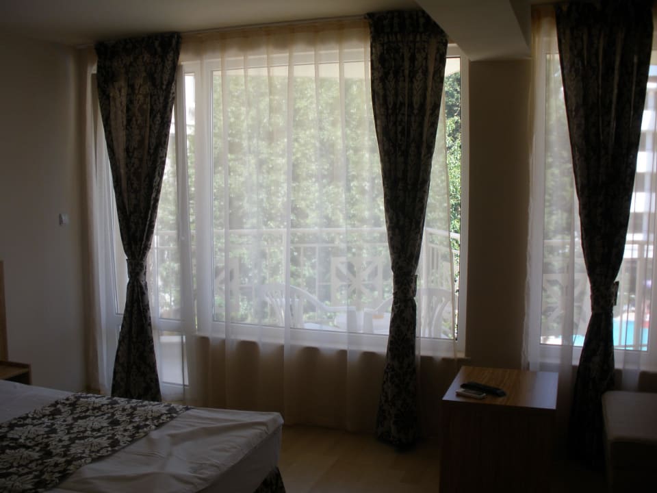 Fensterfront mit Gardinen Hotel Karlovo