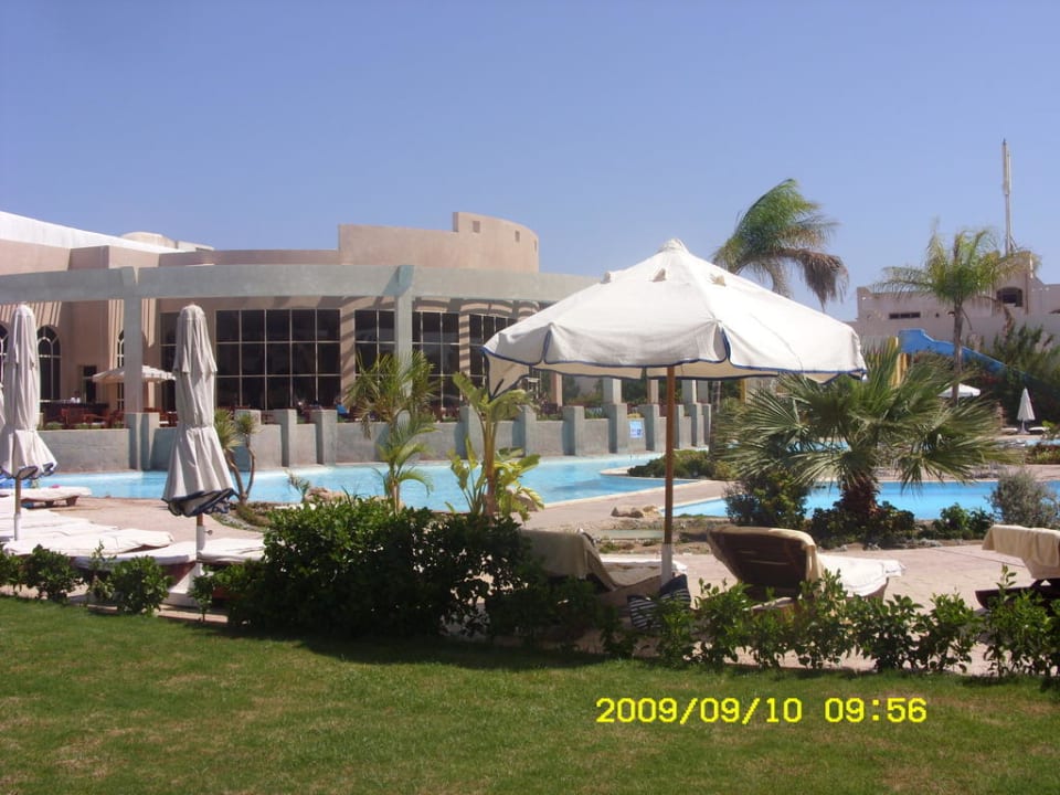Im Hintergrund das Restaurant  Prima Life Makadi Resort