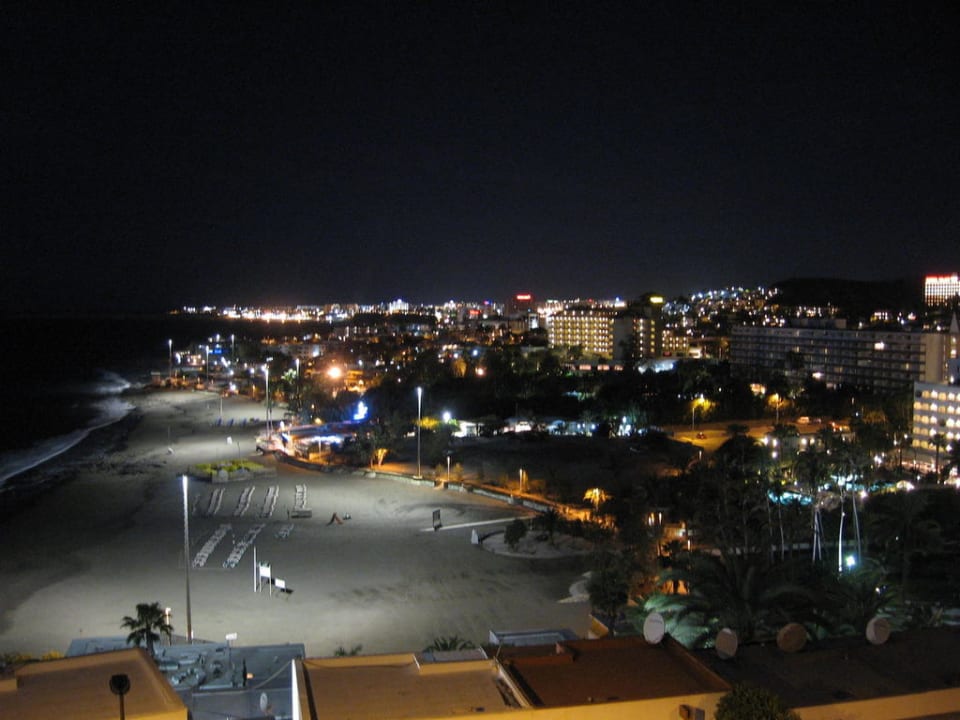 Widok z pokoju nocą Abora Interclub Atlantic by Lopesan Hotels