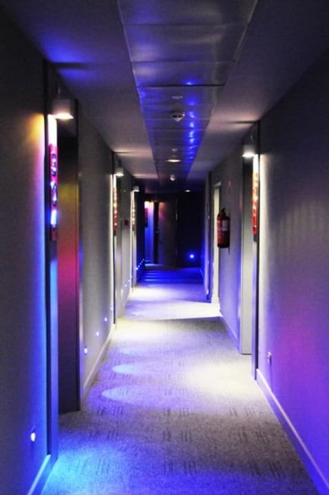 Hotelflur im Zimmerbereich Hotel Petit Palace Art Gallery