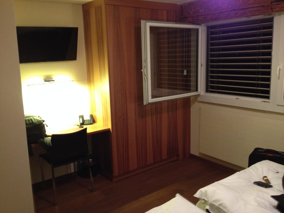 Blick ins Zimmer mit TV Hotel Ambassador