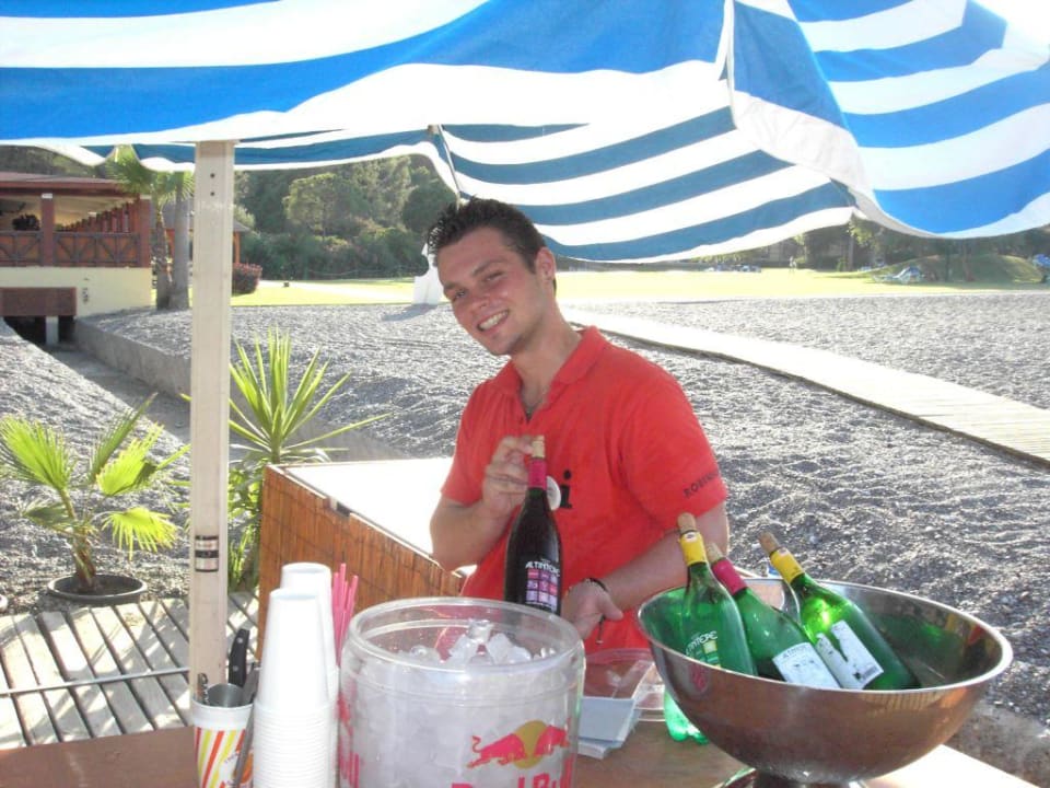 Kellner in der Chill Out  ROBINSON ÇAMYUVA
