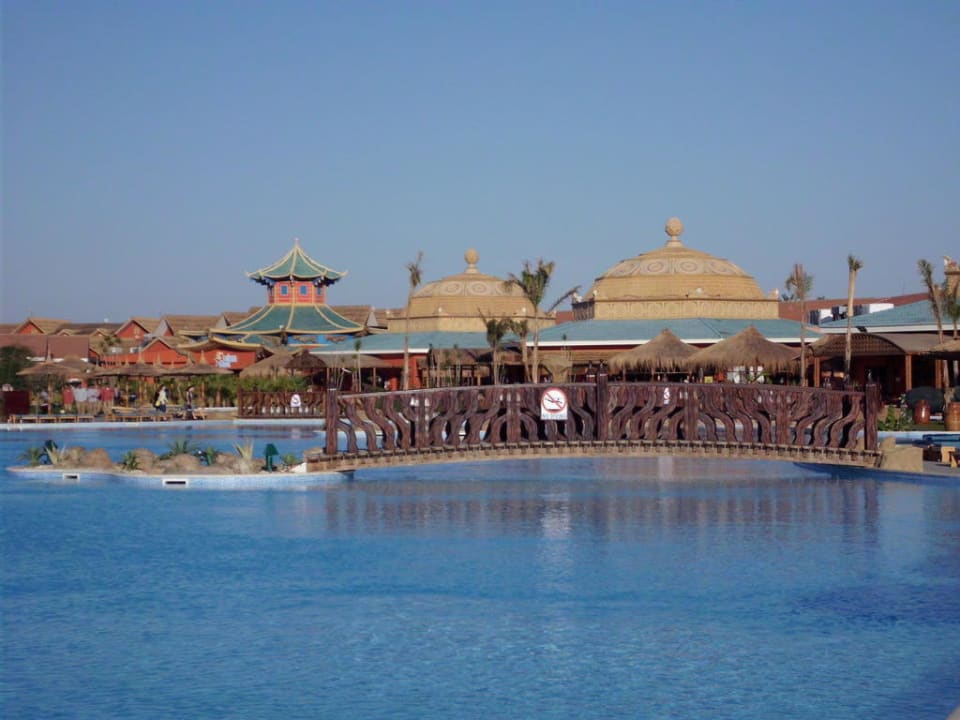 Blick vom Pool auf die Restaurants Pickalbatros Jungle Aqua Park Resort - Neverland Hurghada