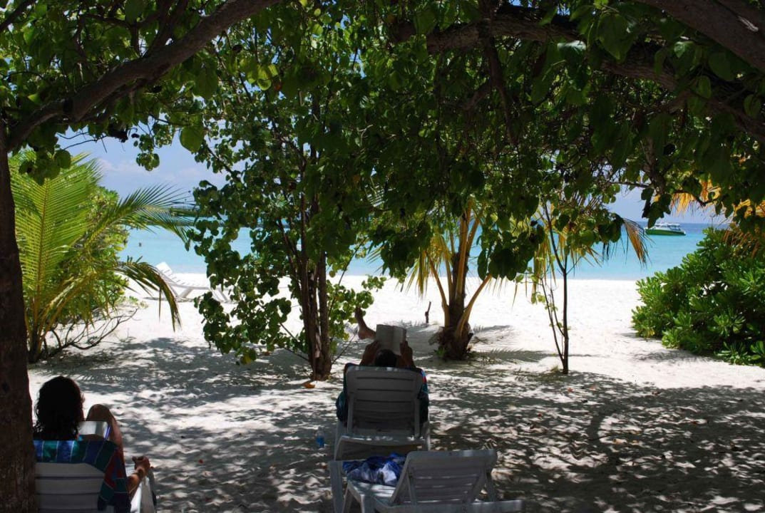 Blick vom Bungalow 18 zum Strand und der Lagune Summer Island Maldives