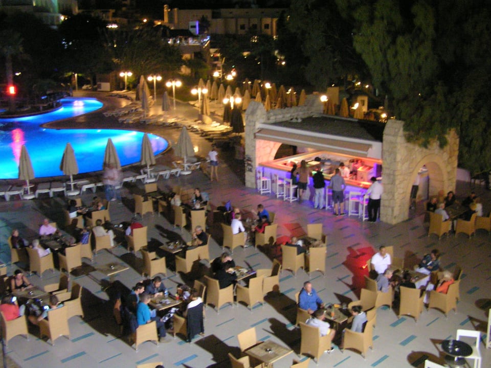 Pool mit Poolbar bei Nacht Salmakis Resort & Spa