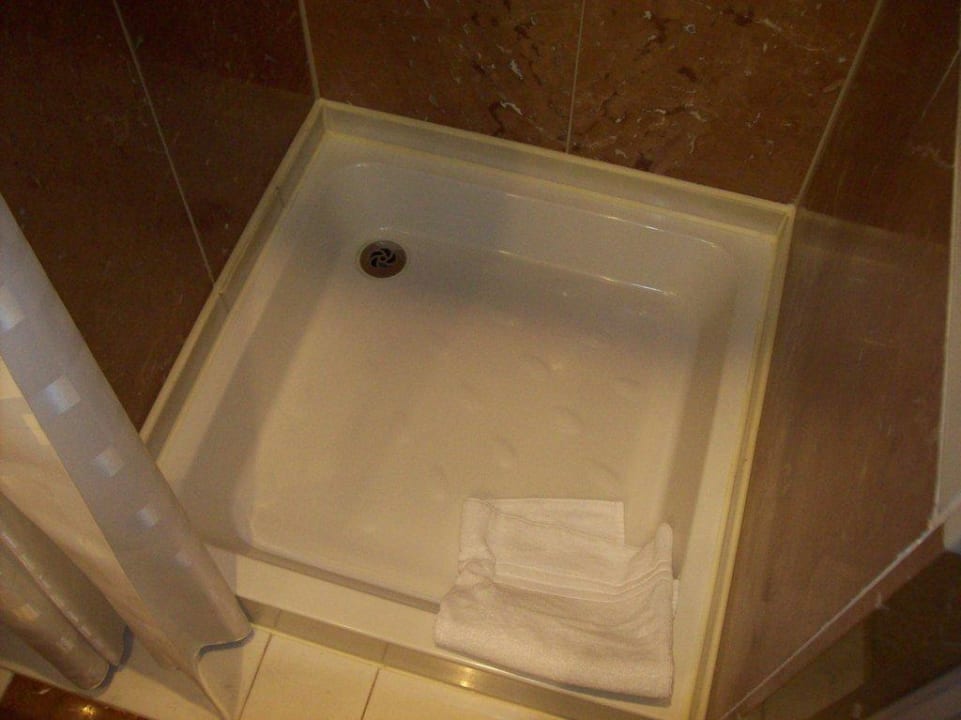 Dusche mit Haaren und leichtem Schimmel Le Méridien Frankfurt