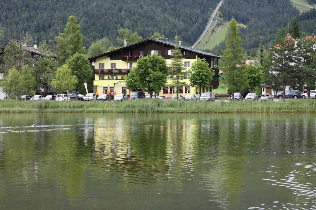 Albergo visto dal lago Hotel Cristallago