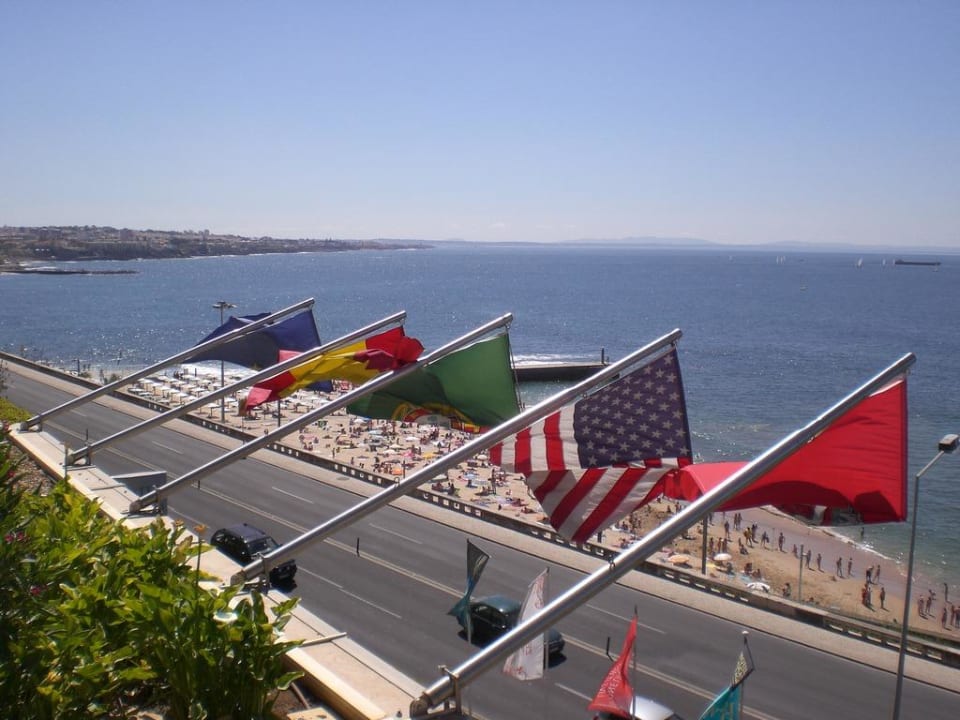 Blick auf die vierspurige Straße vor dem Hotel Hotel Cascais Miragem