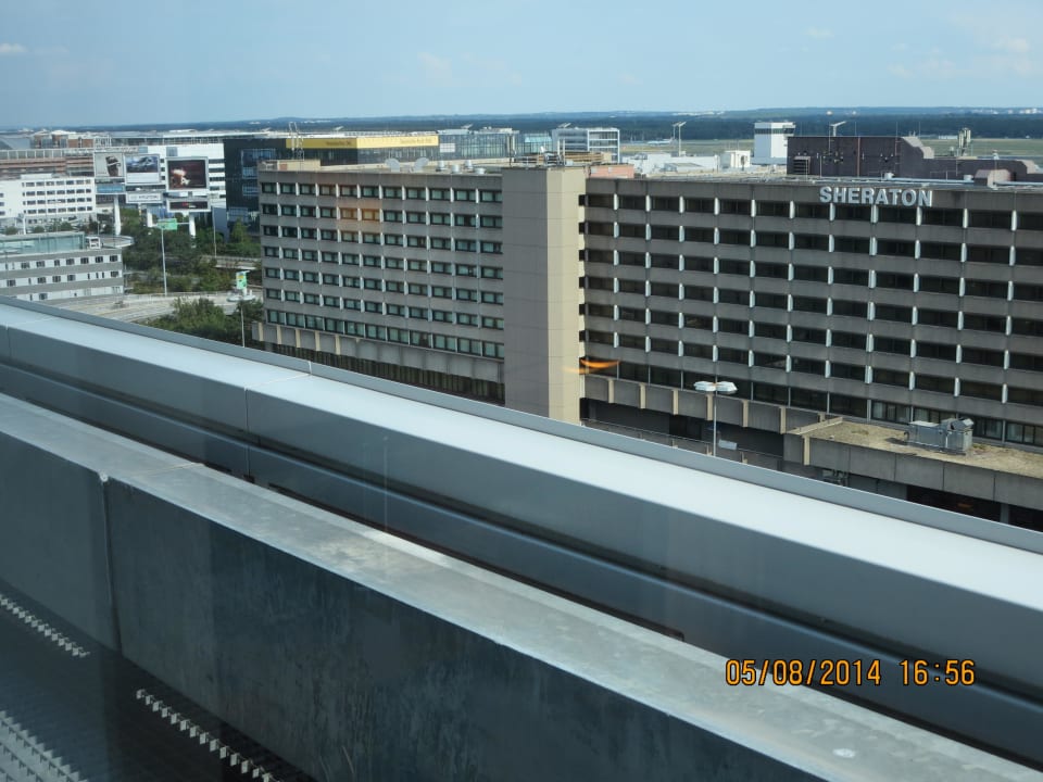 Blick zum Mitbewerber 'Sheraton'  Hilton Garden Inn Frankfurt Airport