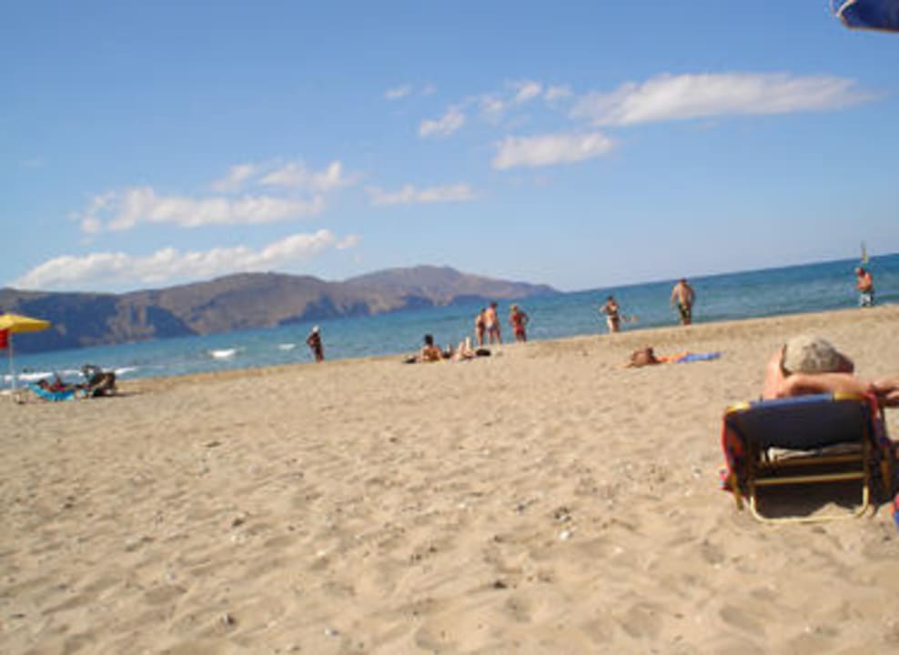 Der Strand direkt am Hotel Orpheas Resort - Adults Only