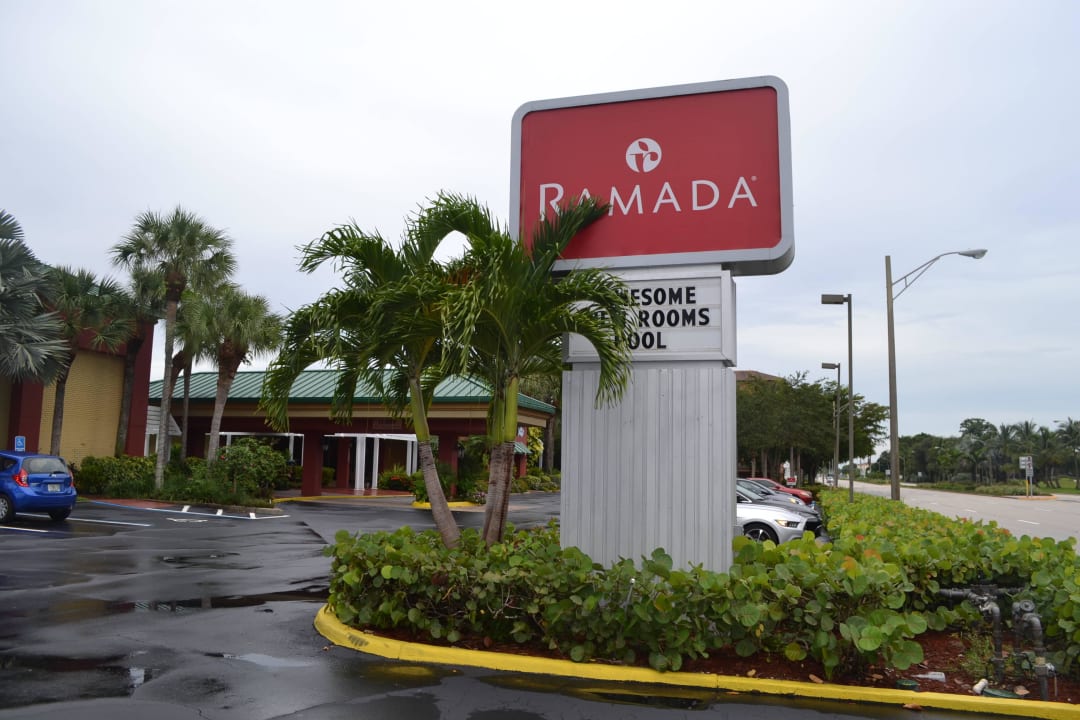 Einfahrt Hotel Ramada Inn of Naples