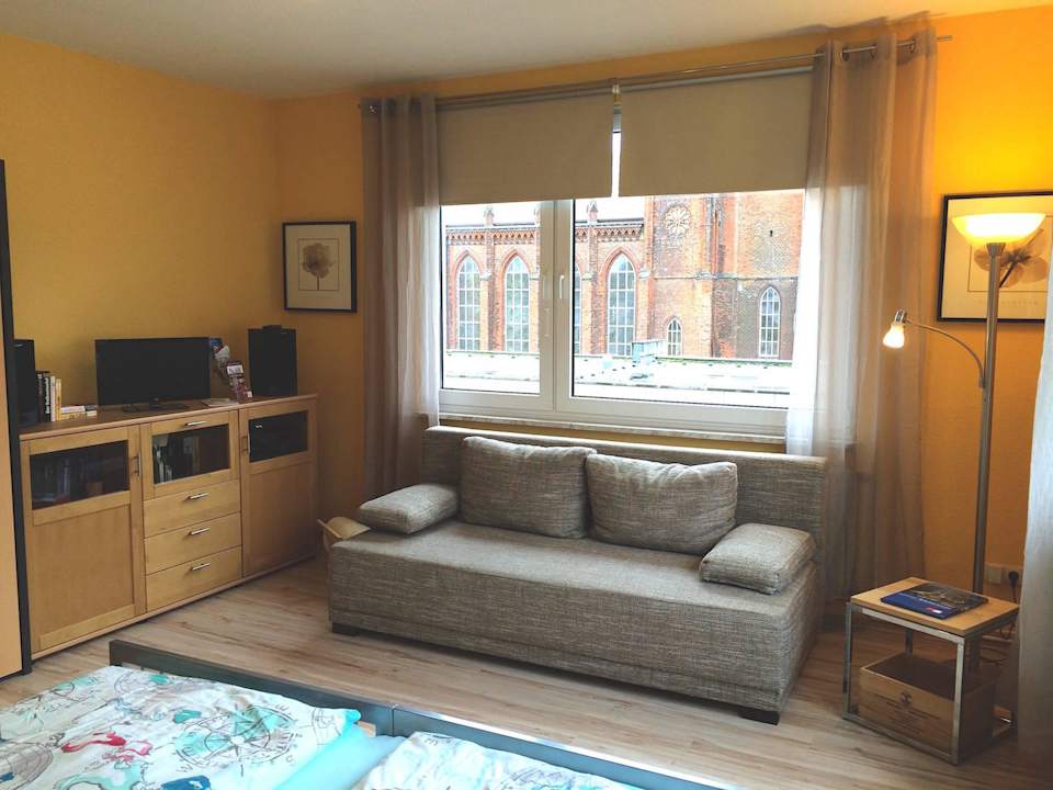 Wohnraum mit Couch Ferienwohnung Pinguin-City