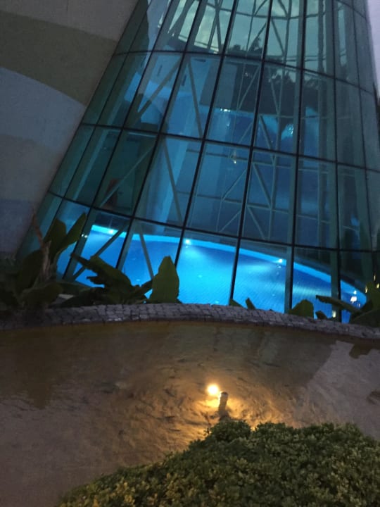 Geschlossener Pool von außen Blue Waters Club