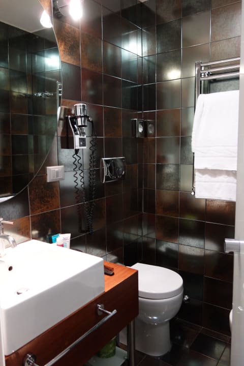 Das Bad (Dusche ist rechts hinter der Tür!) Hotel Metropolis