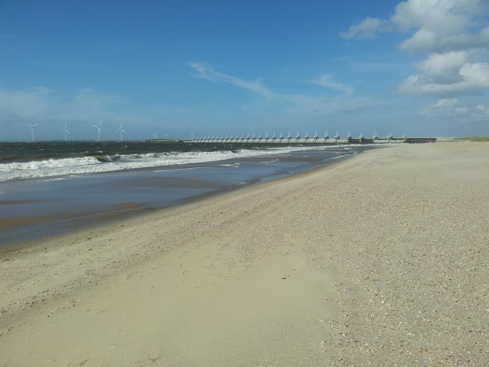 Strand (Ebbe) und in der Ferne Gezeitenanlage Roompot Noordzee Residence De Banjaard