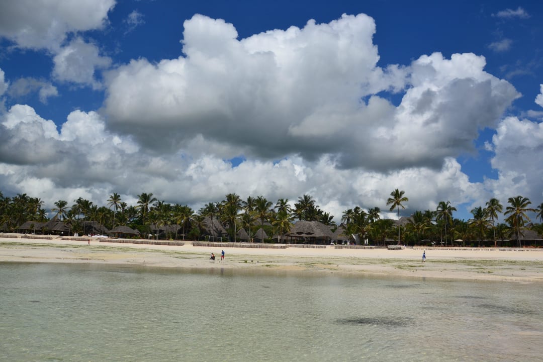 Blick vom Meer zum Hotel Sultan Sands Island Resort & Spa