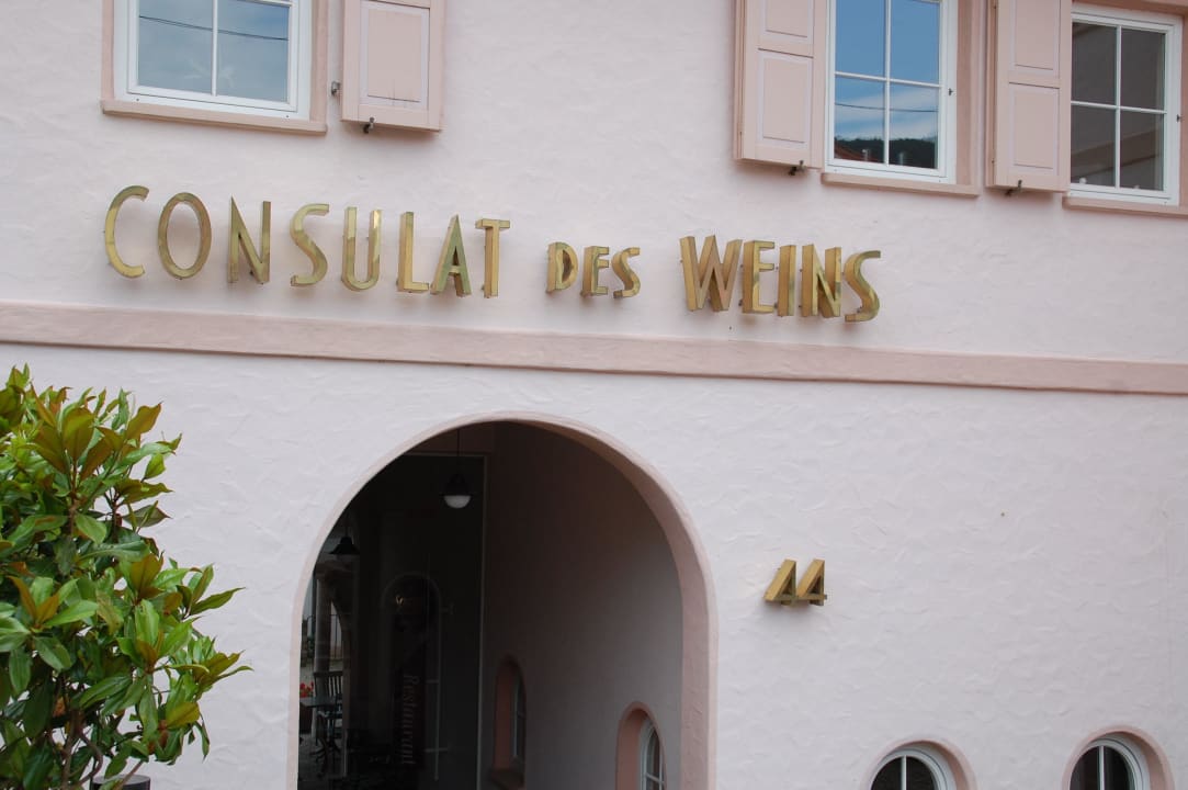 Von der Strasse aus Consulat des Weins