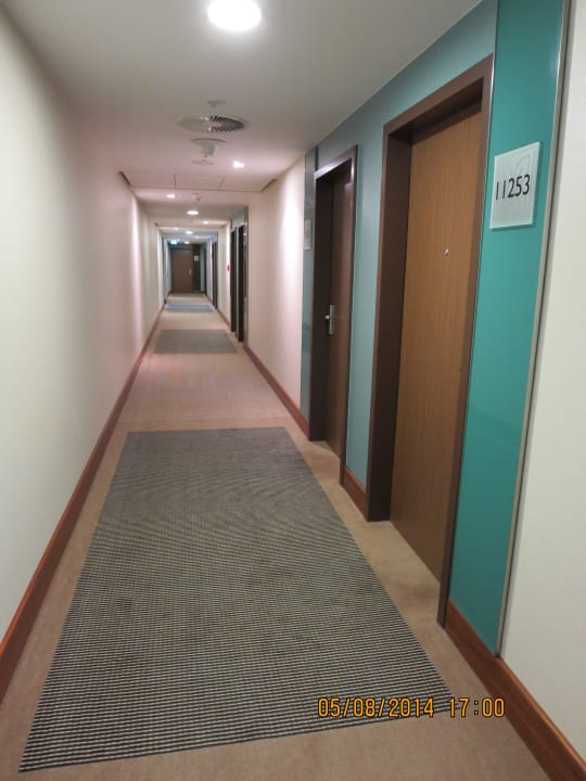 Endlos langer Gang Hilton Garden Inn Frankfurt Airport