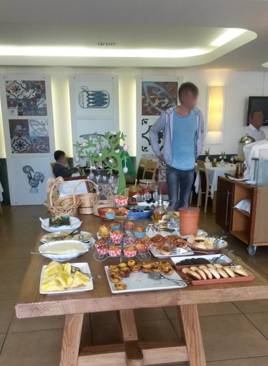 Das Büffet der lokalen Spezialitäten Costa d'Oiro Ambiance Village