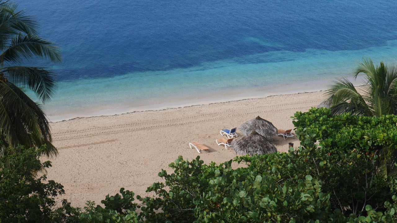 Blick vom Zimmer zum Strand Club Amigo Hotel Ancon