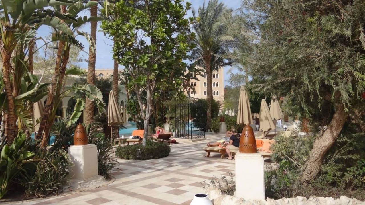 Mit vielen Liegmöglichkeiten Makadi Palace