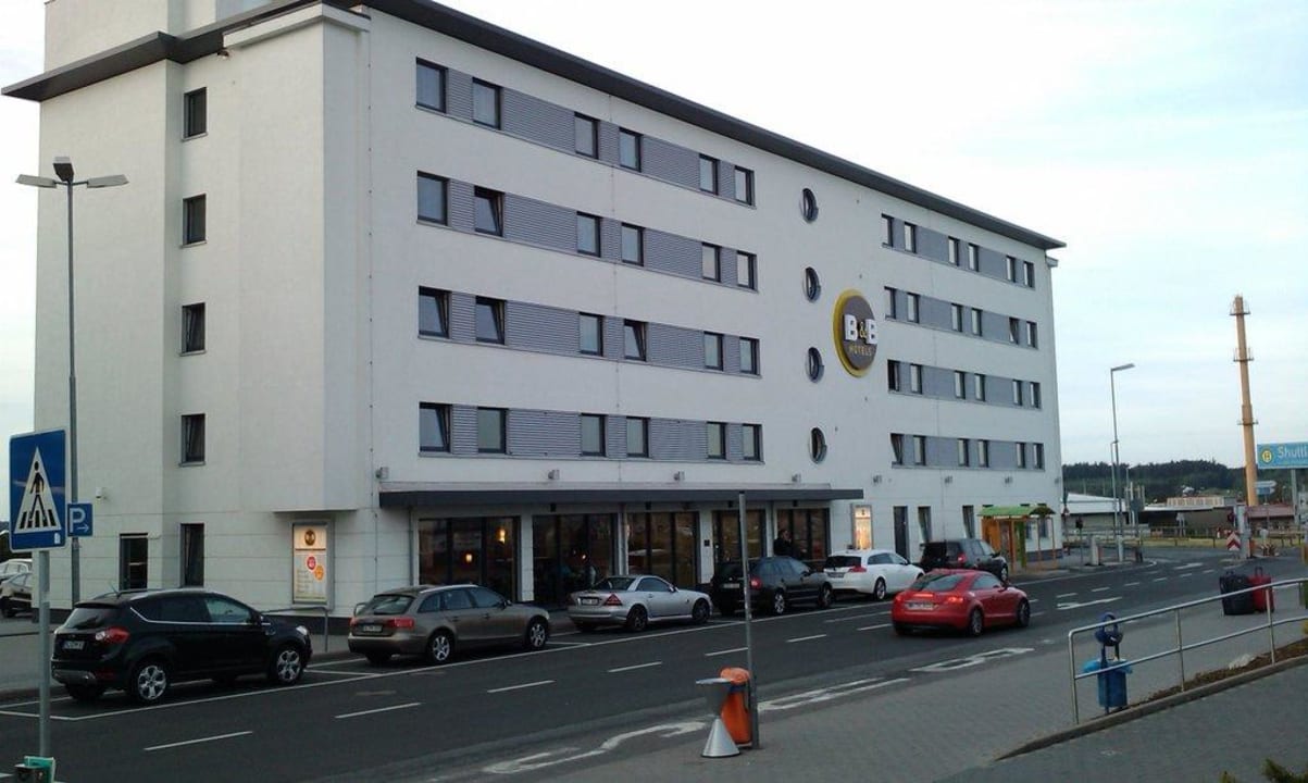 Hoteleingang gegeüber dem Flughafeneingang B&B Hotel Frankfurt-Hahn Airport
