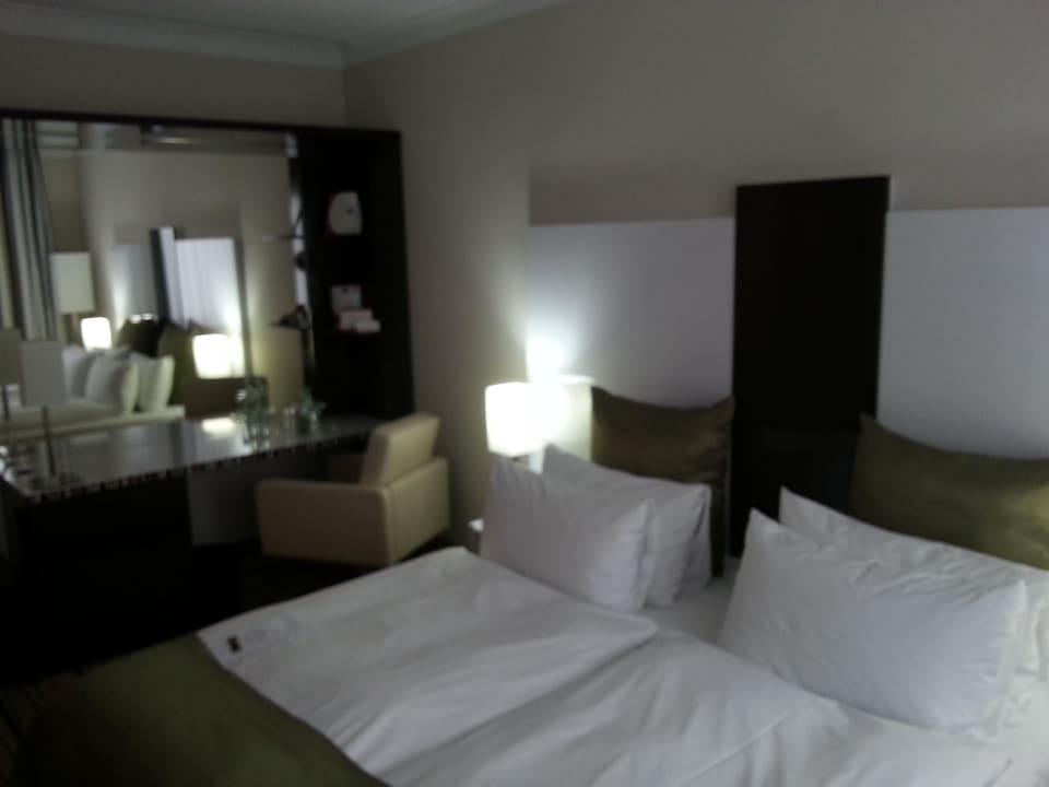 Schreibtisch mit Minibar Mercure Hotel Wiesbaden City