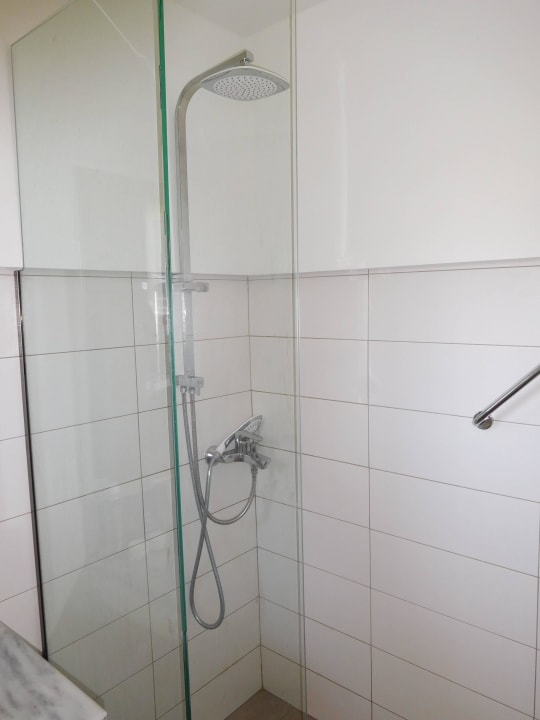 Geräumiges, sauberes Badezimmer Acharavi Beach Hotel