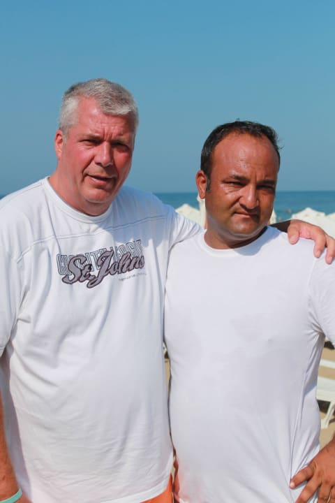 Sehr netter Beachboy Abday (rechts) Merve Sun Hotel & Spa